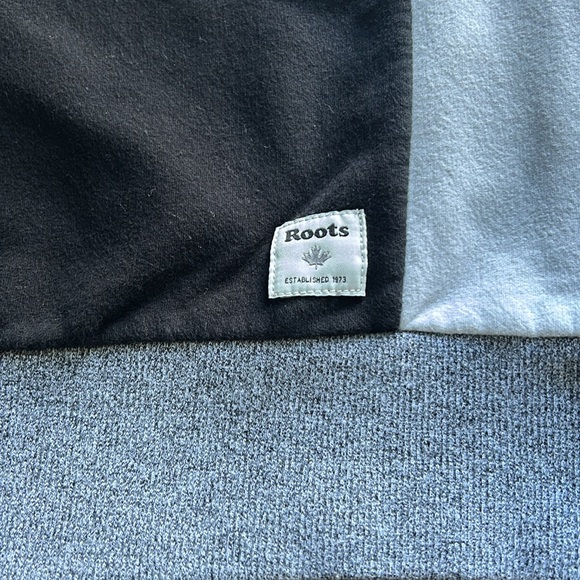 Woman’s Roots Canada 🇨🇦 Crewneck Sweatshirt - Picture 3 of 7